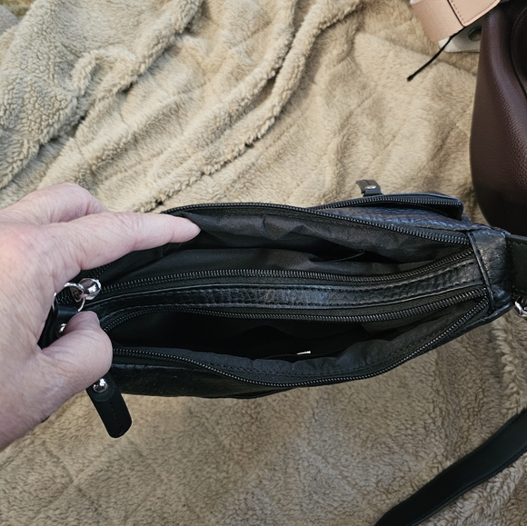 NWOT GIANI BERNINI PEBBLE HOBO BAG - Picture 6 of 8